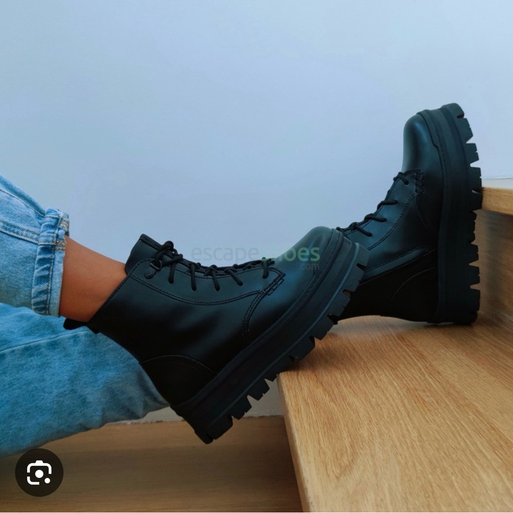 UGG Sidnee - Waterproof - Leather Combat Boots - Size 8.5